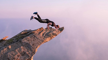 Calisthenics vs. Weightlifting: Which Builds More Strength?